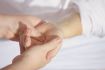 ruky-ruka-masáž-liečba-prsty-dlaň-1327811_1920-freepixabay