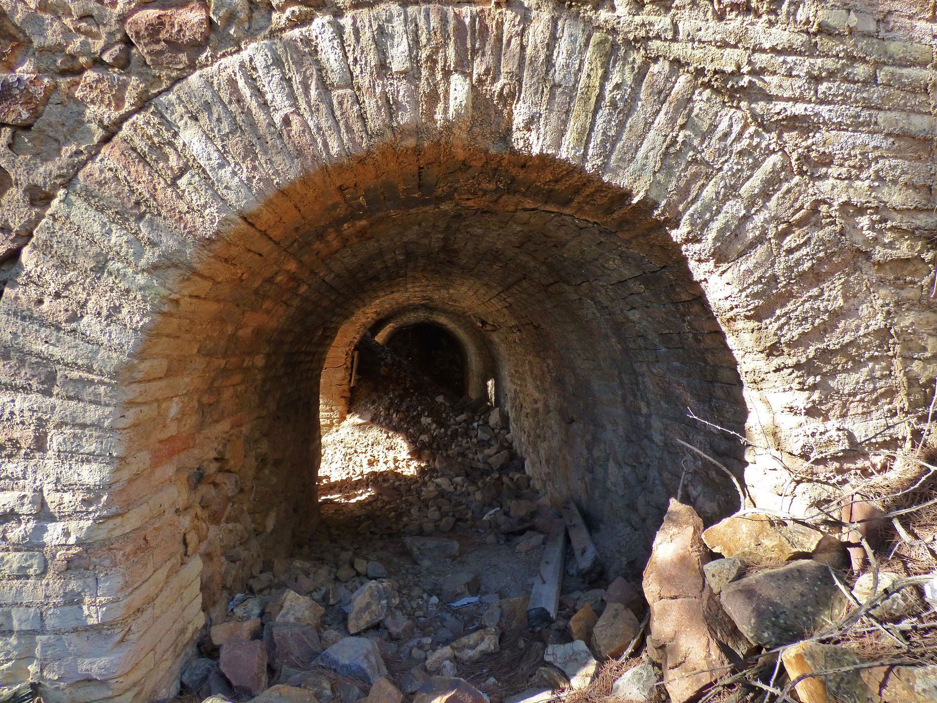tunnel-klenba-podzemie-2159938-freepixabay