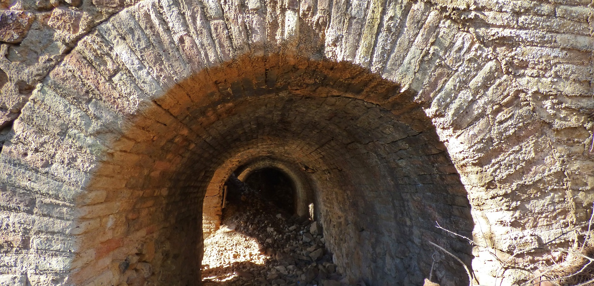 tunnel-klenba-podzemie-tehly-2159938-freepixabay