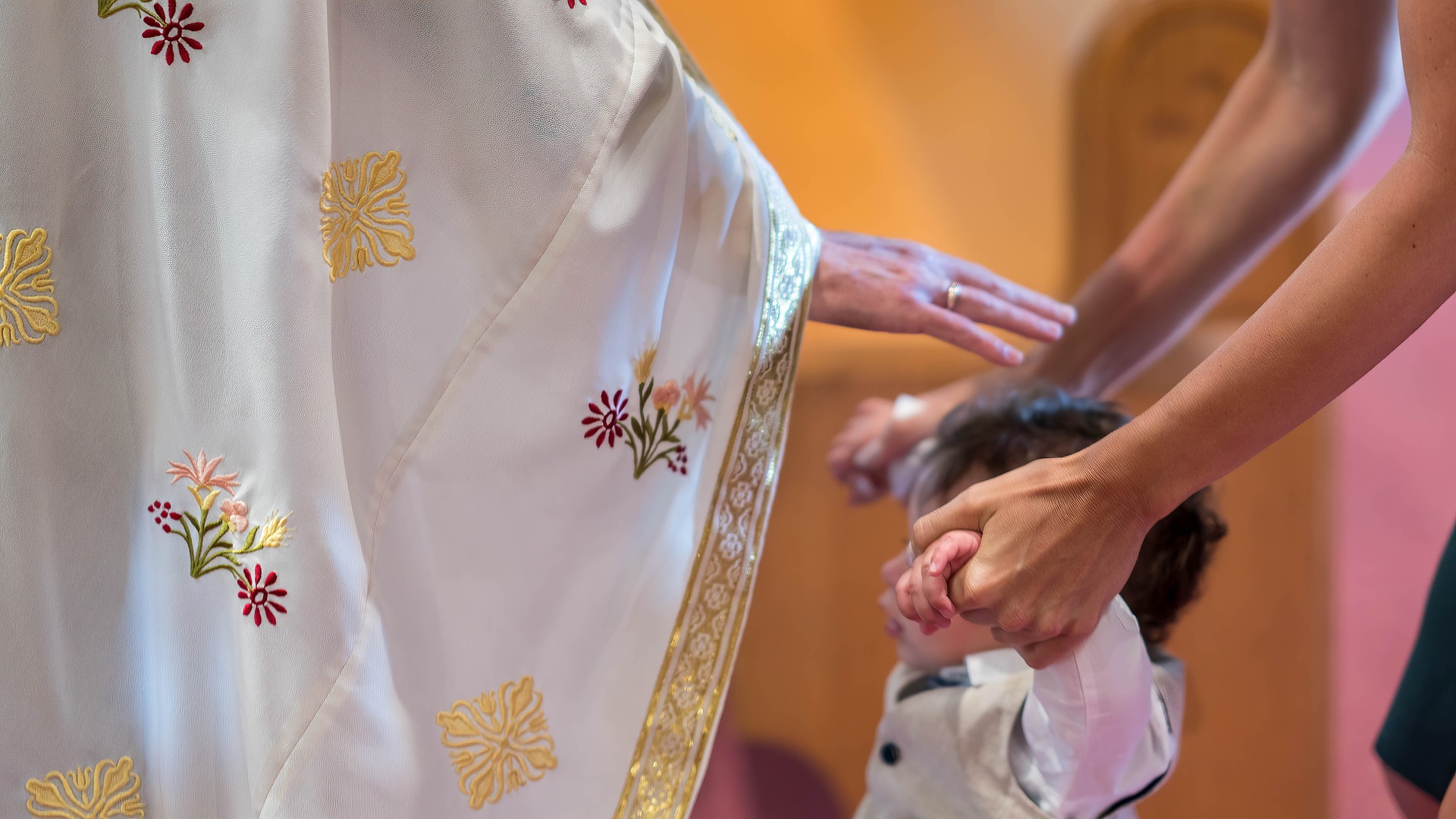 eucharistia-požehnanie-kňaz-kostol-5512052-freepixabay